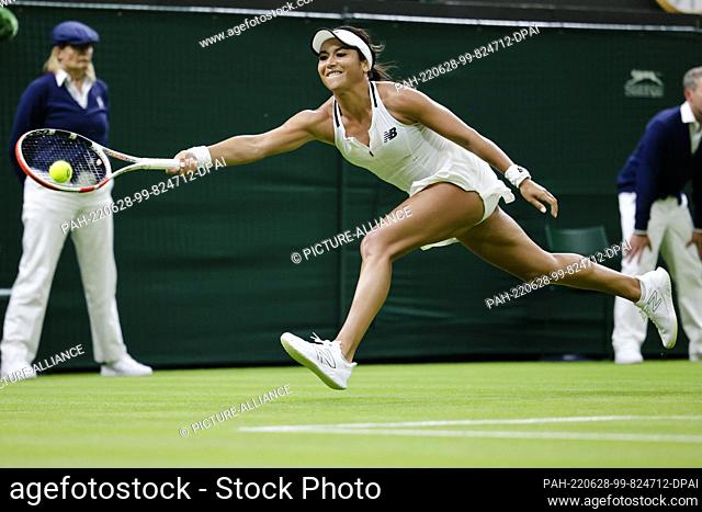 27 June 2022, Great Britain, London: Tennis: Grand Slam; WTA Tour - Wimbledon, singles, women, 1st round. Korpatsch (Germany) - Watson (Great Britain): Heather...