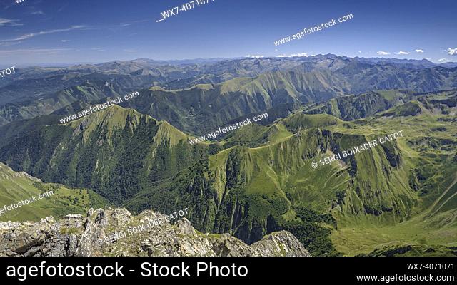 Mont Valier's summit. Views towards the Couserans and the Ariège regions (Ariège, Pyrenees, France). ESP: Cima del Mont Valier
