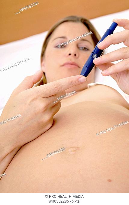 Pregnant woman stinging fŸr diabetes test