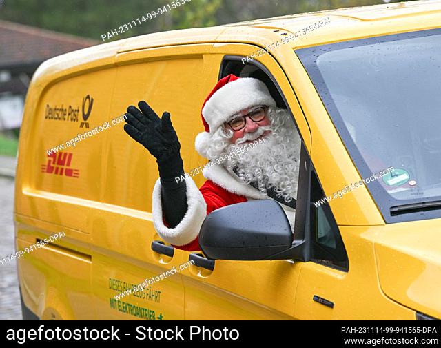 14 November 2023, Brandenburg, Himmelpfort: Santa arrives at the Christmas post office as a passenger. Just under six weeks before Christmas Eve