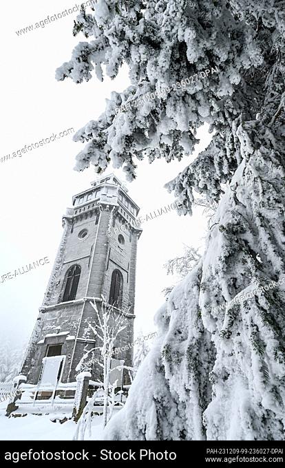 09 December 2023, Saxony, Eibenstock: The Auersberg with its striking observation tower is covered in deep snow on the 2nd weekend in Advent