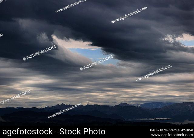 07 July 2021, Bavaria, Lechbruck: Only a few gaps in the clouds appear over the cloud-covered Alps. Photo: Karl-Josef Hildenbrand/dpa