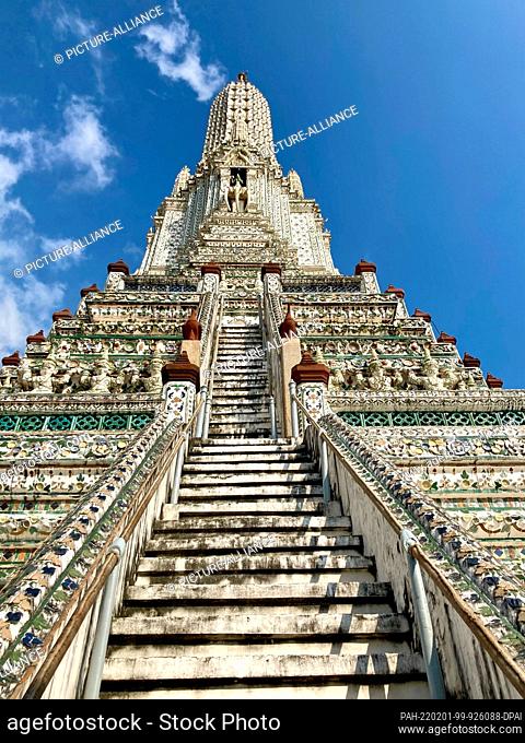 30 January 2022, Thailand, Bangkok: Wat Arun, the Temple of Dawn, one of the main sights of Bangkok. Most tourist attractions are still deserted