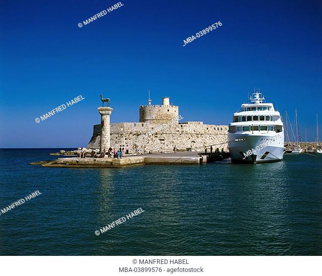 Greece, Dodekanes, island Rhodes, Rhodes-city, Mandraki-Hafen, column, Agios-Nikolaos-Turm, ships, passers-by, city, island-capital, destination, Mandraki