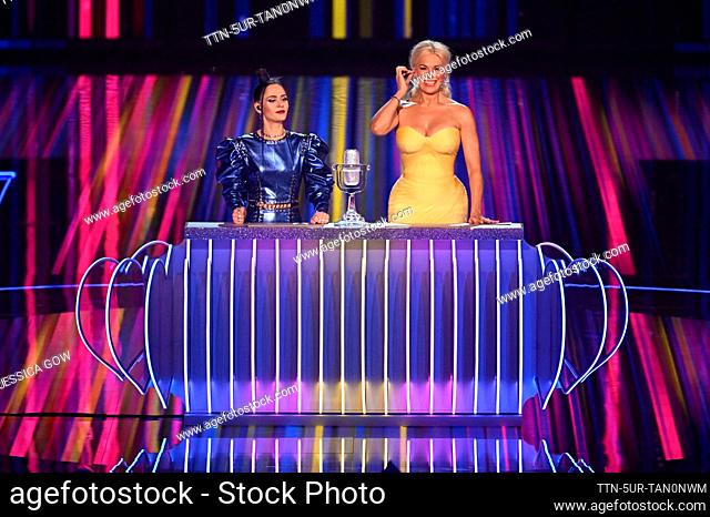LIVERPOOL 20230511 Programledarna Julia Sanina och Hannah Waddingham framför Eurovision-priset, en unik glasmikrofon designad av Kjell Engman och handtillverkad...