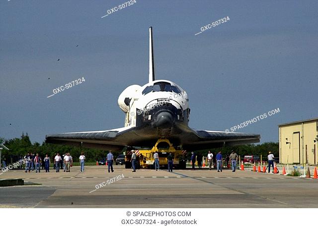 03/17/2001 -- With workers accompanying it, Endeavour begins rolling to the Vehicle Assembly Building from the Orbiter Processing Facility bay 2