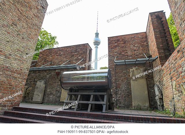 11 September 2019, Berlin: A glass coffin is set up in the ruins of the Franciscan monastery, in the background you can see the television tower