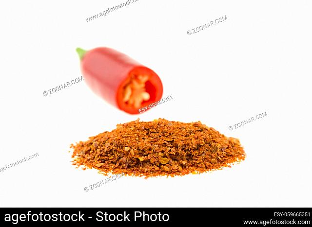 Rote Peperoni, eine ganze, eine halbe, Chiliflakes, Capsicum, Capsicum annuum, chili pepper, Bergisches Land, NRW, Deutschland, Europa