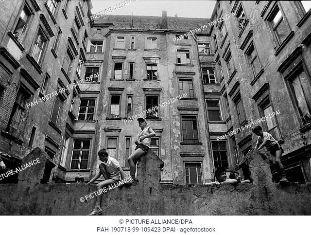 FILED - 01 January 1987, Berlin: Berlin-Stadt / Kreuzberg / 6 / 1987 demolition house in the Pfuelstrasse, w2during a theater performance in the backyard