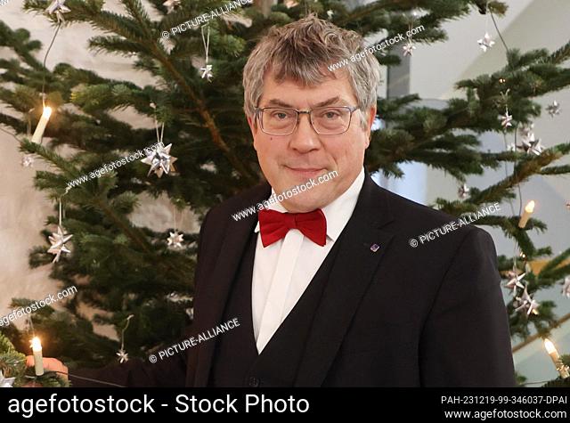 PRODUCTION - 14 December 2023, Thuringia, Erfurt: Friedrich Kramer, Bishop of the Evangelical Church in Central Germany, stands in front of a Christmas tree