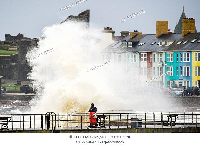 Aberystwyth Wales UK, Sunday 15 November 2015. . People watch and take photographs as the tail end of Hurricane Kate sweeps over the west of Wales bringing huge...