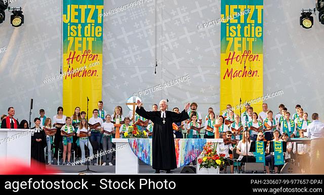 07 June 2023, Bavaria, Nuremberg: Heinrich Bedford-Strohm (center), Bishop of the Evangelical Lutheran Church in Bavaria