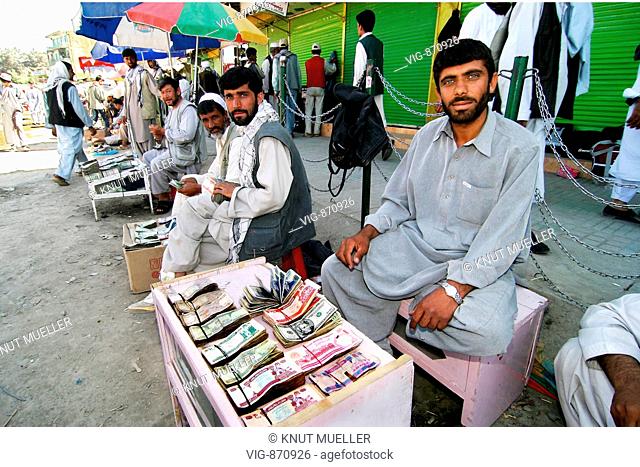 Afghanistan, Kabul, Geldwechsler auf dem Zentralmarkt (Basar) I Afghanistan, Kabul, moneychanger at the marketplace (bazaar) model released - Kabul, Kabul