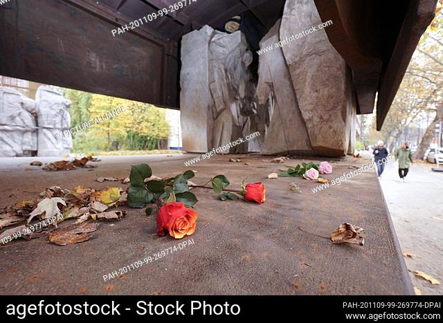 09 November 2020, Berlin: In the memorial Letzerowstraße roses are lying in a freight wagon. The freight car is part of the memorial for the synagogue