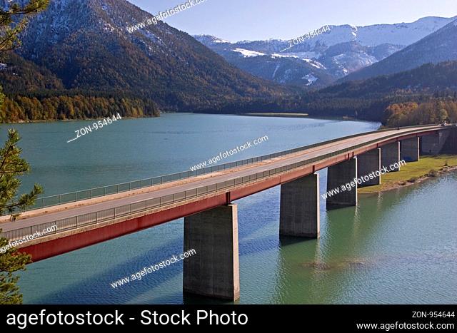 Brücke über den Sylvensteinspeicher, ein bekanntes Fotomotiv in Oberbayern