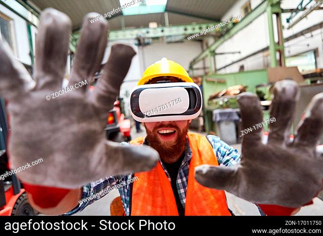 Fabrik Arbeiter mit VR-Brille greift und tastet mit Händen bei einer Virtual Reality Simulation