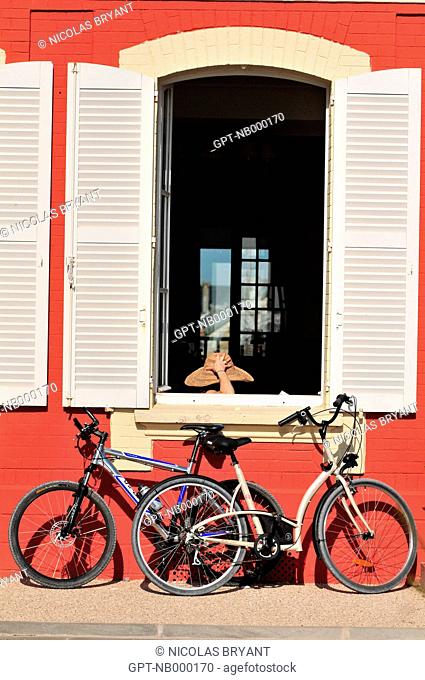 BIKES IN FRONT OF THE HOTEL RESTAURANT LES TOURELLES, ECOTOURISM, LE CROTOY, BAY OF SOMME, SOMME 80, FRANCE