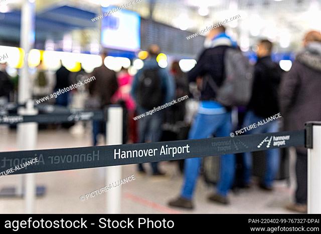 02 April 2022, Lower Saxony, Langenhagen: Numerous passengers wait in the early morning at Hannover-Langenhagen Airport. The Easter vacations begin in Lower...