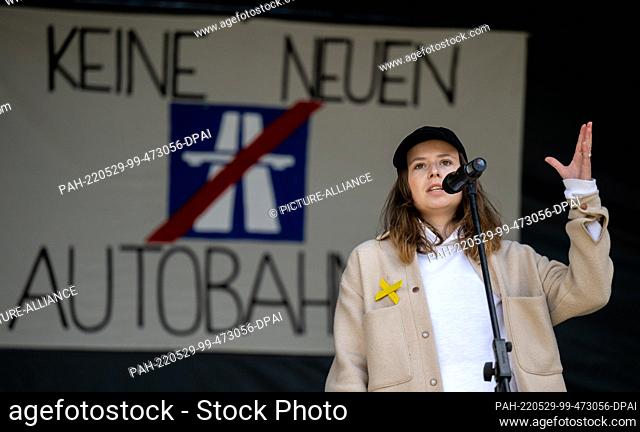 29 May 2022, Saxony, Leipzig: Climate protection activist Luisa Neubauer speaks at a rally organized by BUND and Fridays for Future against the construction of...