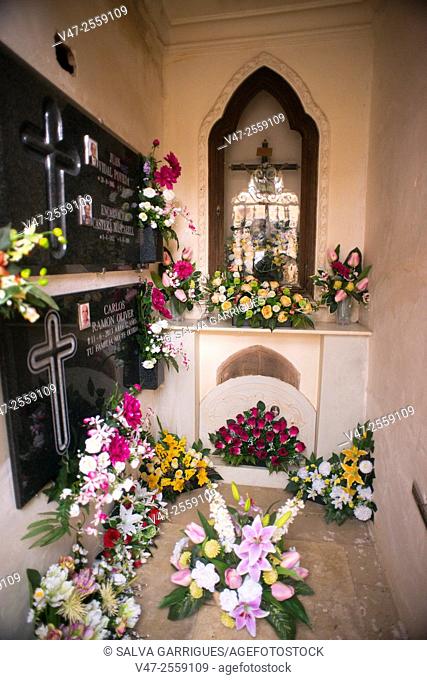Relatives and friends of the dead cleaned and decorated with flowers given May 1st to remember the dead, Alzira, Comunidad Valenciana, Valencia, Spain, Europe