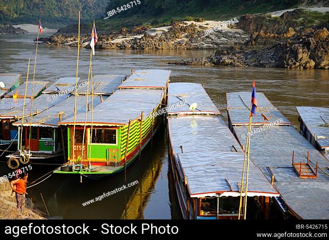 Longboats on the Mekong, Pak Beng, Pakbeng, Mekong, Oudomxai Province, Laos, Asia