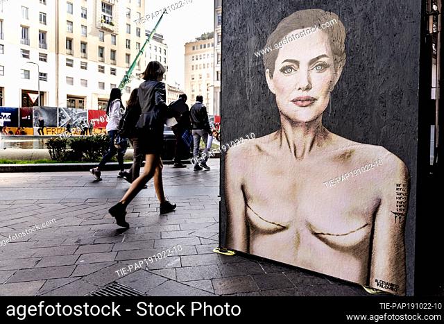 In Milan, Piazza San Babila, you can see Love Yourself, the new mural by aleXsandro Palombo that portray Angelina Jolie with the signs of mastectomy