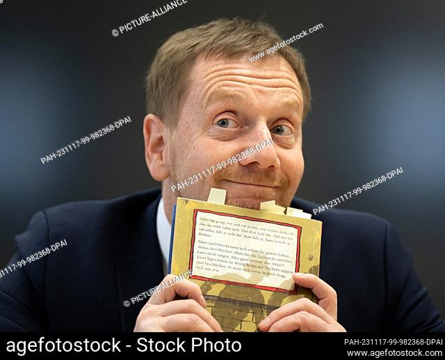 17 November 2023, Saxony, Stolpen: Michael Kretschmer (CDU), Minister President of Saxony, sits with the book ""Mein Freund Otto