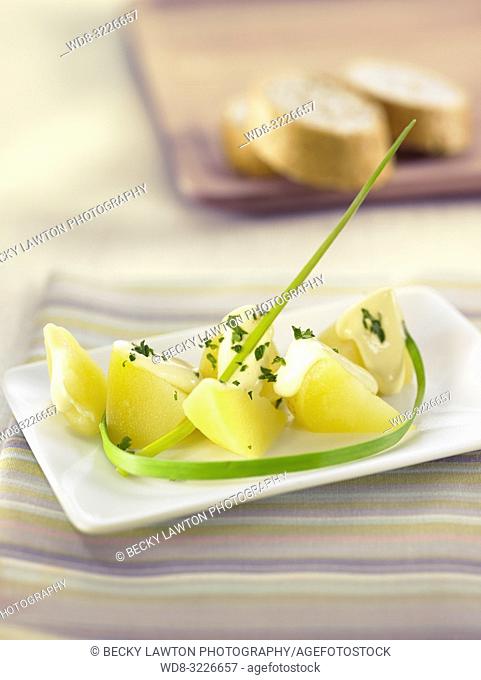 platillo de patatas con alioli / potatoes with aioli