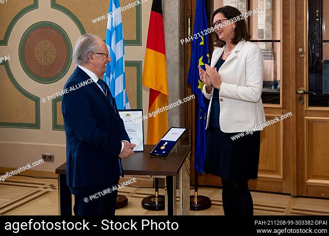 08 December 2021, Bavaria, Munich: Ilse Aigner (CSU), President of the Bavarian State Parliament, awards the Bavarian Constitutional Order in Gold to Abba Naor