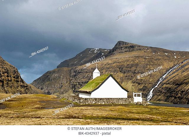 Small church with grass roof in mountain landscape, Saksun, Streymoy, Faroe Islands, Føroyar, Denmark