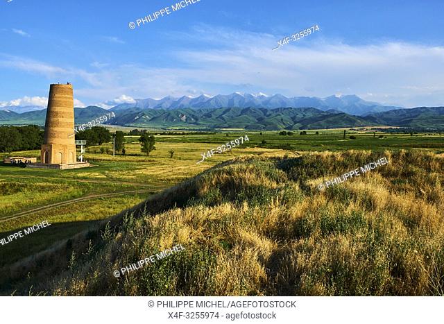 Kirghizistan, province de Chuy, la tour de Bourana sur le site archéologique de l'ancienne ville de Balasagoun / Kyrgyzstan, Chuy province, Burana tower