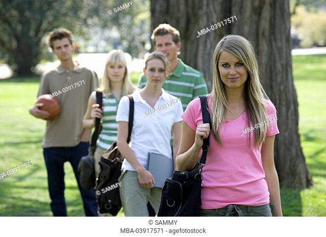 Park, students, cheerfully, group-picture, series, people, teenagers, students, friends, schoolmates, school-colleagues, men, women, young, stands