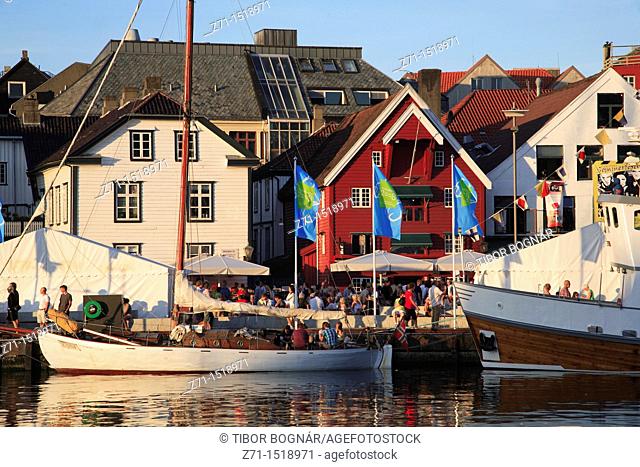 Norway, Stavanger, Skagenkaien, harbourside cafes restaurants