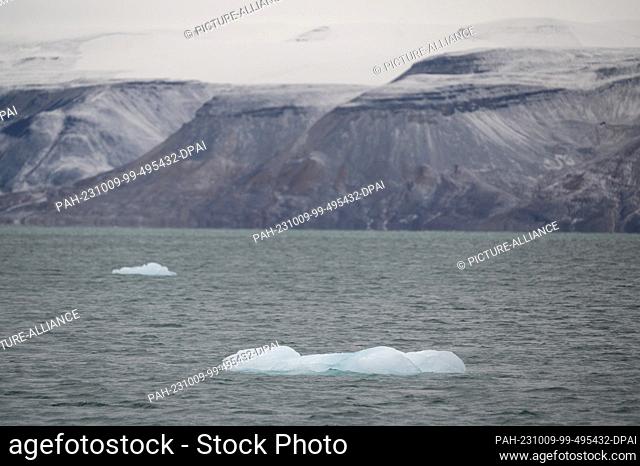 28 September 2023, Norway, Pyramiden: Ice floes floating in the Billefjord. Photo: Sebastian Kahnert/dpa. - Pyramiden/Svalbard/Norway