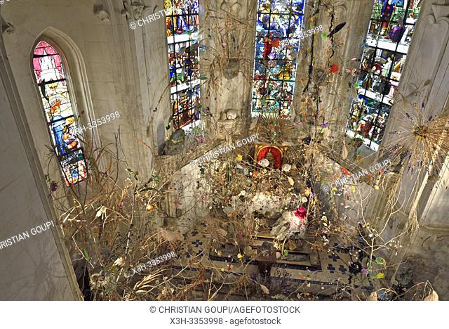 """""Les Pierres et le printemps"", installation de Gerda Steiner & Jorg Lenzlinger, dans la chapelle du Chateau, Domaine de Chaumont-sur-Loire