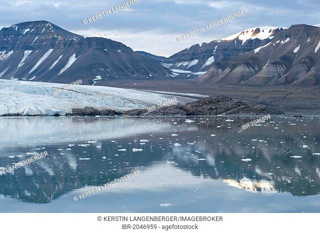 Foothills of Nordenskioeldbreen Glacier in front of Umrstonfjellet mountains, left, and Robertfjellet, right, Spitzbergen, Svalbard, Norwegen, Skandinavien