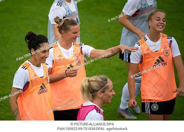 21 June 2019, France (France), Grenoble: Football, women: World Cup, national team, Germany, final training: Alexandra Popp (M) stands next to Sara Doorsoun (l)...