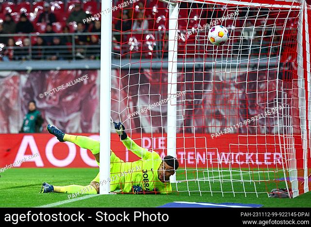 12 November 2023, Saxony, Leipzig: Soccer: Bundesliga, Matchday 11, RB Leipzig - SC Freiburg at the Red Bull Arena. Freiburg goalkeeper Noah Atubolu is lucky