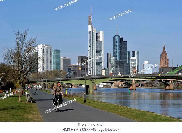 Germany, Hesse, Frankfurt am Main, riverbanks of Main river and skyline