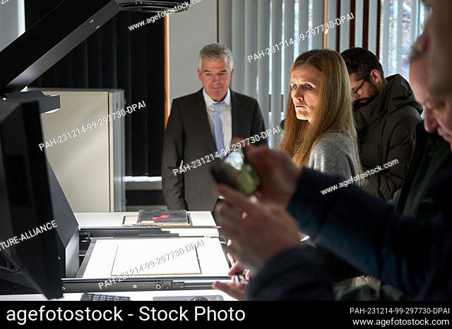 14 December 2023, Rhineland-Palatinate, Koblenz: Journalists watch Claudia Irmscher digitizing the forged Hitler diaries in the Federal Archives in Koblenz