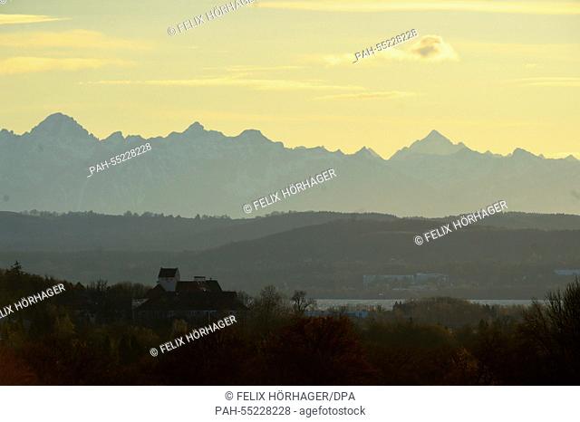 The Alps behind Lake Ammer viewed from Wessling, Germany, 10 January 2015. Photo: Felix Hörhager/dpa | usage worldwide. - Weßling/Bavaria/Germany