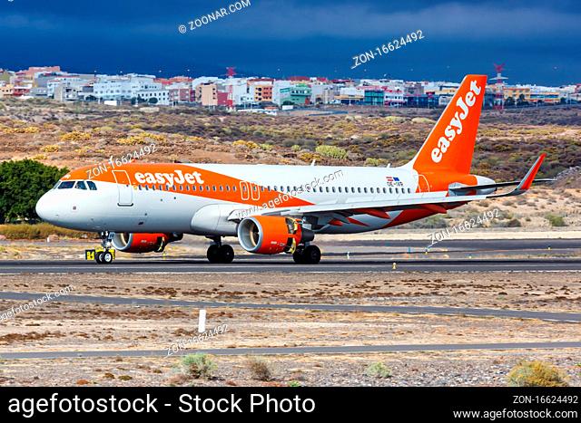 Teneriffa, Spanien - 23. November 2019: Ein Airbus A320 Flugzeug der EasyJet Europe mit dem Kennzeichen OE-IVR auf dem Flughafen Teneriffa Süd (TFS) in Spanien