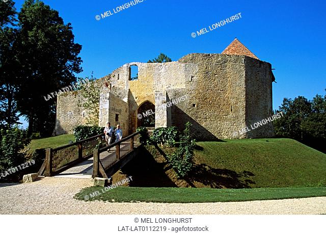 Chateau de Crevecoeur is a historic fortified ruin in the Pays D'Auge, on a motte above a moat. There is an old curtain wall surrounding the present structure