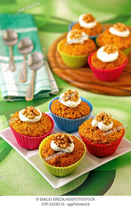 Cupcakes with carrots and walnuts