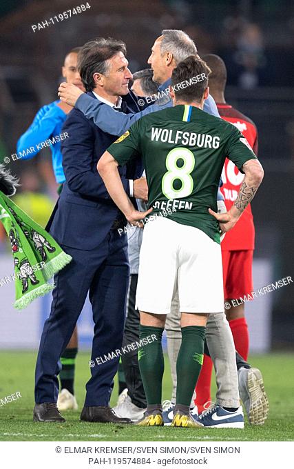 coach Bruno LABBADIA (left, WOB) and Adi HUETTER (Hvºtter, coach, F) hug each other after the end of the game, hug, whole figure, upright, gesture, gesture