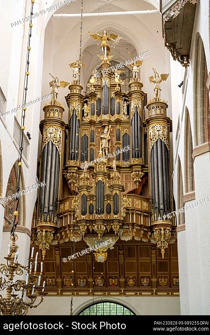 28 August 2023, Mecklenburg-Western Pomerania, Stralsund: Detailed view of the Stellwagen organ with figural depictions in St