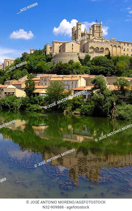 River Orb and Saint-Nazaire cathedral (14th century), Beziers. Herault, Languedoc-Roussillon, Francia