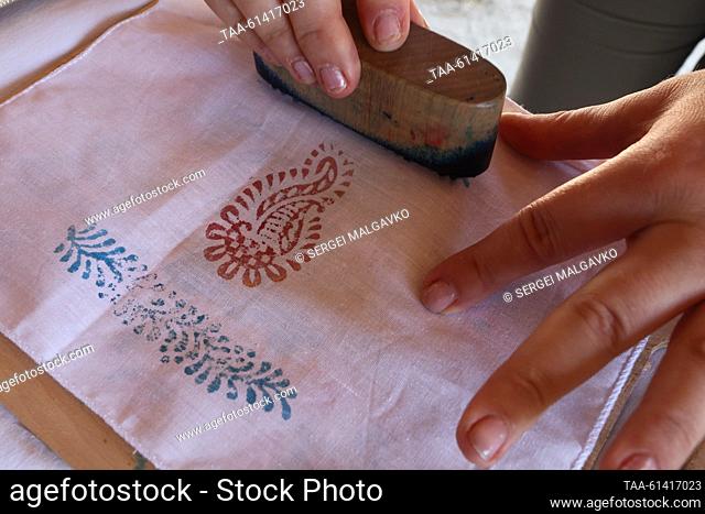 RUSSIA, SEVASTOPOL - AUGUST 27, 2023: A fabric dyeing master class is given as part of the City of Craftsmen Medieval Crafts show at the Genoese manor of the...