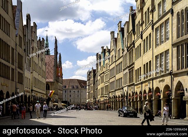 Der Prinzipalmarkt mit seinen historischen Giebeln ist die Geschäfts- und Einfkaufsstraße im Zentrum der münsteraner Altstadt