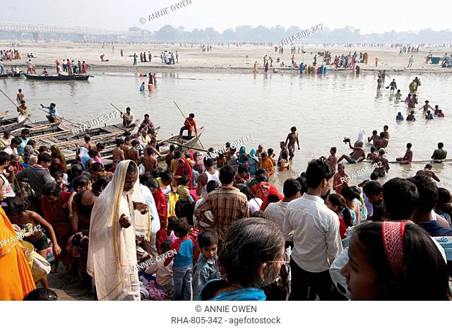 People crossing the River Ganges in the morning from Patna to the busy Sonepur Cattle Fair, Bihar, India, Asia